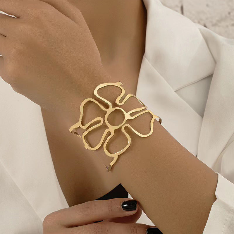 Hollow-out Petals Open-ended Bracelet Limorista