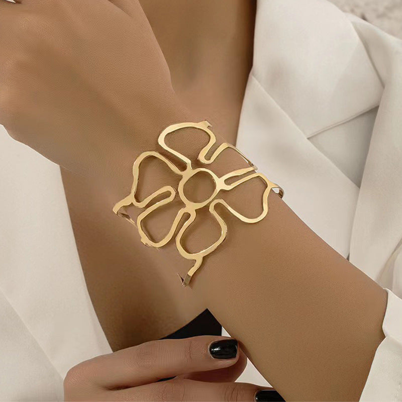 Hollow-out Petals Open-ended Bracelet Limorista